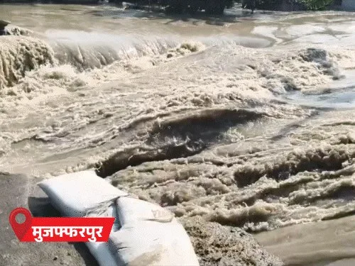 गंडक के दबाव से गोपालगंज-सारण-मुजफ्फरपुर में बांध टूटे:मोतिहारी में बोरा उठाकर मरम्मत में जुटे विधायक; 6 जिलों में बाढ़ के हालात, 1.59 लाख आबादी प्रभावित