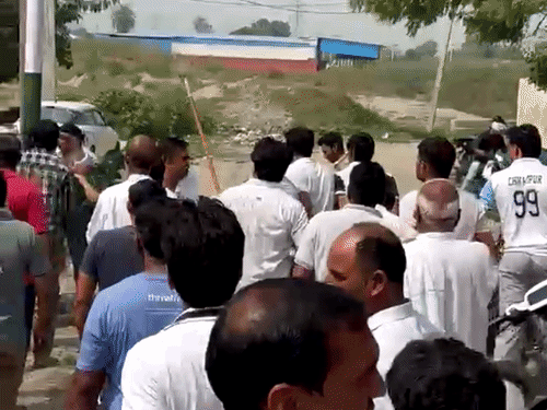 पानीपत में प्लॉट को लेकर दो पक्षों में खूनी संघर्ष:पेट-पीठ में चाकू मारे; बेटे-पत्नी और बहुओं को भी पीटा, कपड़े फाड़ने का आरोप