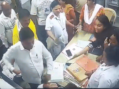 डॉक्टरों पर हमलों से सुप्रीम कोर्ट नाराज:कहा- कानून से ऊपर कोई नहीं, चुने हुए नेताओं की जिम्मेदारी ज्यादा; शिवसेना के पार्षद की जमानत रद्द