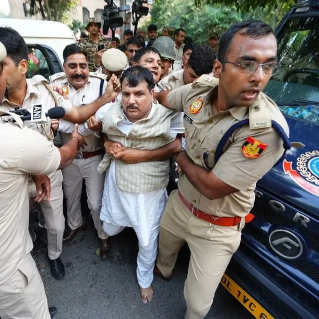 वोट चोरी के खिलाफ AAP का उग्र प्रदर्शन:सांसद संजय सिंह और सौरभ भारद्वाज समेत कई नेता हिरासत में