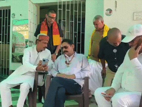 अनंत बोले-नियम-धर्म होता रहेगा,हमें पता है हम जीत गए हैं:जनता के लिए मिठाई बनवा रहे; नीरज ने कहा- पार्टी तबीयत बिगाड़ देगी