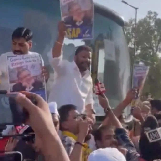 CEC के खिलाफ दिल्ली में AAP का मार्च, सौरभ भारद्वाज हिरासत में, वायरल वीडियो पर भड़के केजरीवाल