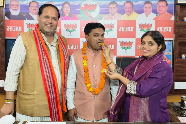 महापौर विकास शर्मा ने वरिष्ठ नेता सुरेश कोली को दी बधाई
