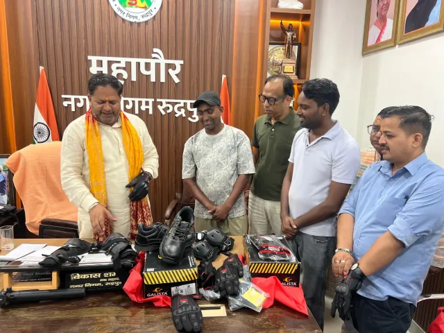 महापौर ने गौ स्क्वायड टीम को बांटी सुरक्षा किट