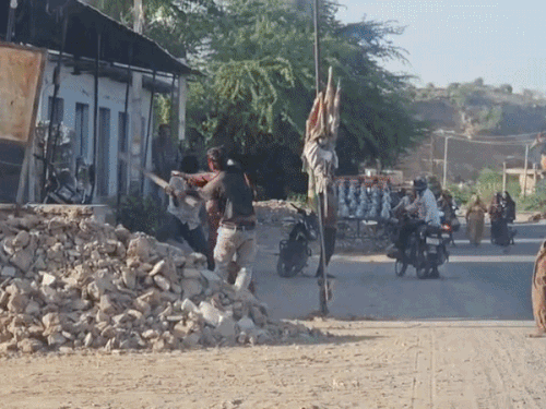 अजमेर- घर में घुसकर महिलाओं से छेड़छाड़:विरोध करने पर मारपीट का आरोप; ग्रामीणों ने तीन युवकों को लाठी-डंडों से आधे घंटे तक पीटा