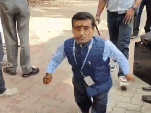 42 इंच के प्रोफेसर ने डाला वोट,बुजुर्ग शिक्षक भी पहुंचे:छोटू सिंह को अनंत सिंह ने किया वीडियो कॉल, जीत से पहले जश्न; तस्वीरों में MLC चुनाव