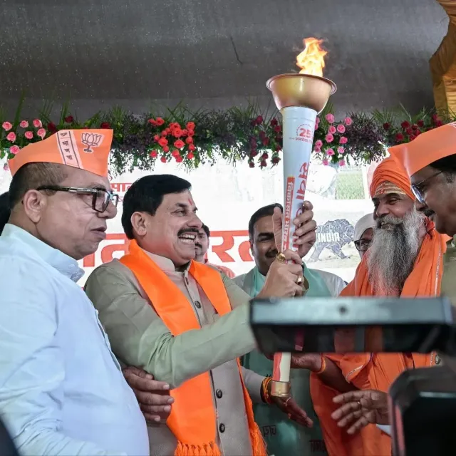 विकसित भारत संकल्प सभा में शामिल हुए सीएम डॉ. मोहन, मशाल लेकर कहा- गौरव के साथ आगे बढ़ रहा मध्यप्रदेश