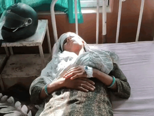 अलवर में बहू पर सास-ससुर ने किया लाठी-फरसे से हमला:बचाने आए बेटे को भी पीटा, महिला की हालत गंभीर; जिला अस्पताल रेफर