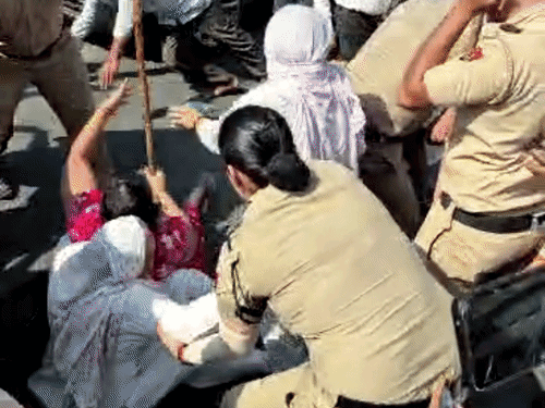 रिटायर्ड क्लर्क की मौत पर बवाल, सड़क पर लेटीं महिलाएं:करनाल पुलिस से लाठी छीनी, आरोपियों के एनकाउंटर की मांग पर अड़े; कुल्हाड़ी से काटा था