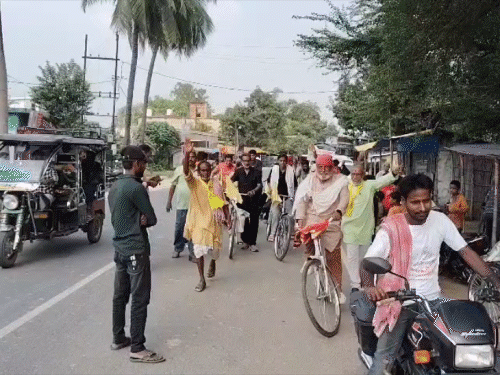नेपाल से उत्तराखंड साइकिल यात्रा पर निकले डॉ. अनिल:पद्मश्री-पद्मभूषण जोशी की यात्रा दरभंगा पहुंची, 25 लोगों के जत्थे के साथ रोज कर रहे 60-70 KM सफर
