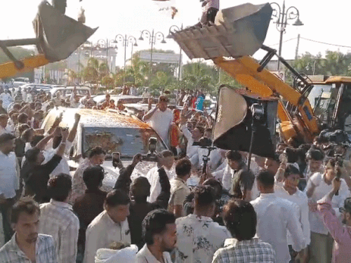 पानीपत में JCB से दीपेंद्र हुड्डा पर फूलों की वर्षा:कांग्रेस का ब्लॉक कार्यकर्ता सम्मेलन; वोट चोरी मुद्दे पर BJP को घेरा