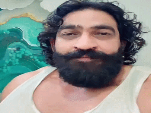 गुरुग्राम में इंफ्लुएंसर को जीते-जी श्रद्धांजलि दी:मौत की अफवाह पर बोले- जिंदा हूं साहब; कटारिया पर फ्लाइट में सिगरेट पीने का आरोप