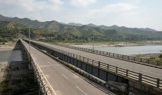 Himachal Pradesh: यमुना पुल पर ट्रक से भिड़ी कार, तीन युवकों की गई जान