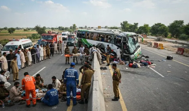 Pakistan के पंजाब प्रांत में भीषण सड़क हादसा: बेकाबू बस डिवाइडर से टकराकर पलटी, 11 यात्रियों की दर्दनाक मौत और 30 से अधिक घायल