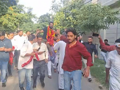 CEC के घर कालिख पोतने वाले कांग्रेसी जेल से बाहर:रिहाई के बाद जुलूस निकाला, पुलिस से नोकझोंक; भगत सिंह की फोटो लेकर पहुंचे समर्थक