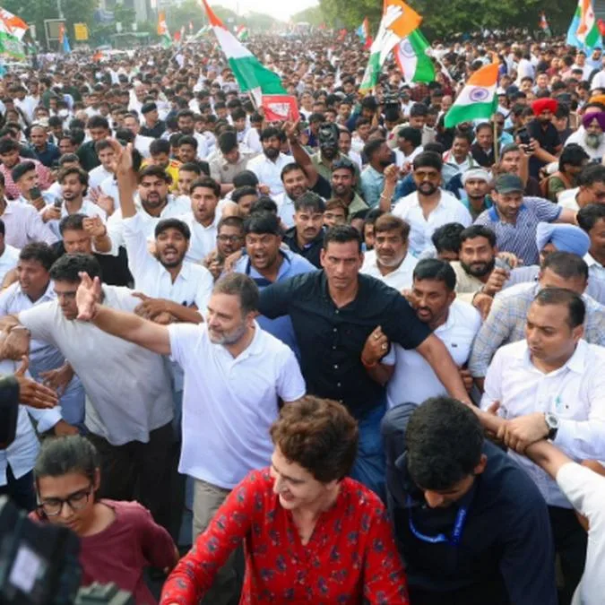 SIR पर रोक लगाने सुप्रीम कोर्ट पहुंचे राहुल गांधी, याचिका में मिलीं 14 खामियां