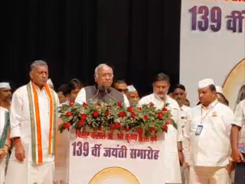 'पीएम मोदी के पिता को अपशब्द बोलना दुर्भाग्यपूर्ण':सीएम सम्राट बोले- राहुल और खड़गे मांगे माफी, खड़गे ने कहा- मोदी क्या, मोदी का बाप भी जाएगा
