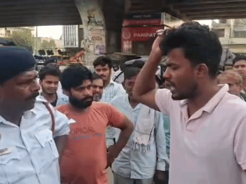 पानीपत में युवक ने ASI को थप्पड़ मारा, VIDEO:कंधे पर हाथ रखा, पुलिसवाले ने भी तमाचा जड़ा; बोला- तू कसम खा जा