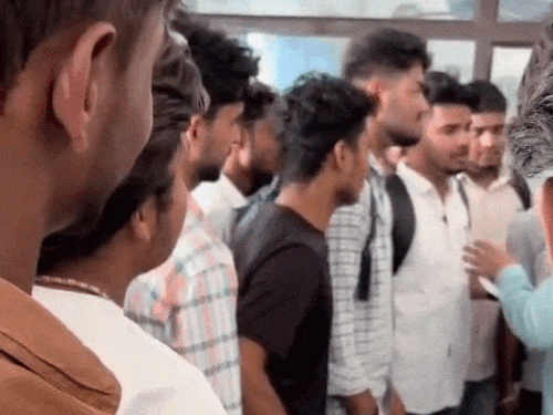 हिसार DN कॉलेज में स्टूडेंट्स ने प्रिंसिपल को घेरा:छात्र बोले- Wi-Fi की स्पीड धीमी, पंखे बंद, गर्म हवा फेंक रहे AC