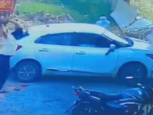 फरीदाबाद में कार पर रॉड से हमला, CCTV:गाड़ी में बैठकर खाना खा रहा था युवक, नकाबपोश बदमाशों ने कार के शीशे तोड़े
