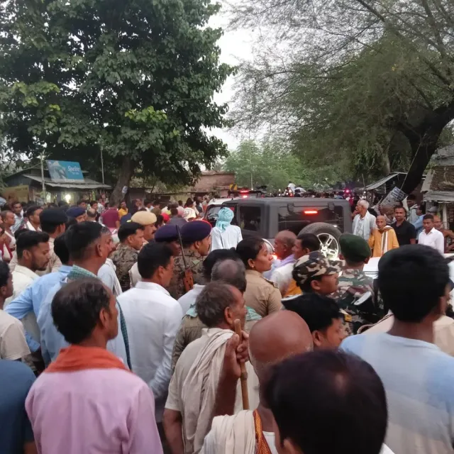 पश्चिम चंपारण में बाढ़ पीड़ितों से मिले पप्पू यादव:राहत सामग्री बांटी; बोले- PM इस्तीफा दें, CEC ज्ञानेश कुमार को फांसी हो