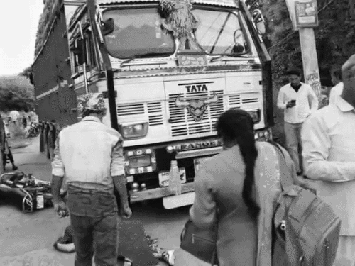 रास्ता पूछ रहे बाइक सवारों को ट्रक ने मारी टक्कर:महिला की मौत, पति-बेटा घायल; कुरुक्षेत्र में पेट के ऊपर से गुजरा टायर