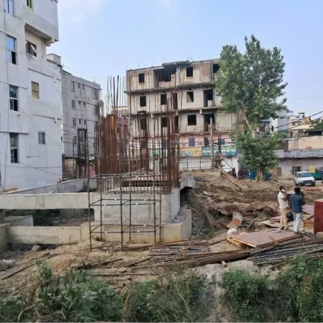 मेट्रो ने जमीन किसी और की ली:निर्माण स्थल पर हंगामा...जगनपुरा में जमीन के अधिग्रहण के बिना मेट्रो स्टेशन की कनेक्टिविटी बनाने का आरोप