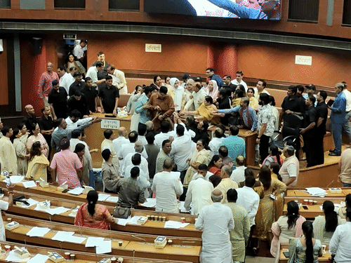 दिल्ली नगर निगम में हंगामा, BJP-AAP के पार्षद भिड़े:माइक तोड़ने और फाइलें फेंकने की कोशिश की; मार्शल्स मेयर को बचाकर बाहर ले गए