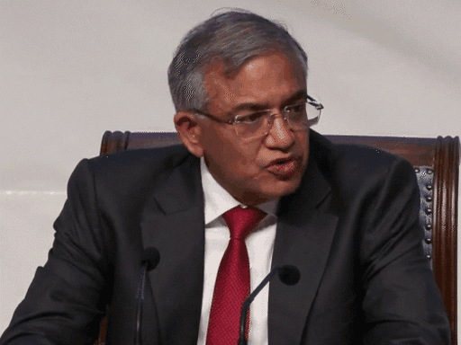 'चुनाव आयोग ने कानून तोड़ा तो फैसले रोक देंगे':CJI बोले- फॉर्म-6 में बदलाव को मंजूरी नहीं दी; EC ने कहा- सुप्रीम कोर्ट ने इजाजत दी थी
