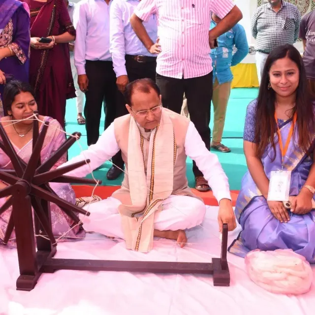 Meerut News : खादी के कपड़ों से मिट्टी के बर्तनों तक, मेरठ की प्रदर्शनी में दिखी स्वदेशी उत्पादों की चमक