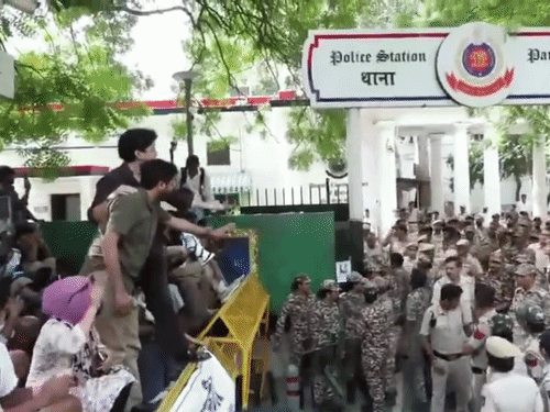 दिल्ली पुलिस पर 3 महिला पत्रकारों से बदसलूकी का आरोप:क्राइम ब्रांच जांच करेगी; दावा- सीने पर हाथ मारा; CJP की FIR दर्ज करने की मांग