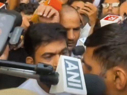 कॉकरोच पार्टी का तिरंगा मार्च पुलिस ने रोका:अभिजीत दीपके हिरासत में, VIDEO मैसेज जारी किया; नेहा बोरा समेत 150 प्रदर्शनकारी डिटेन