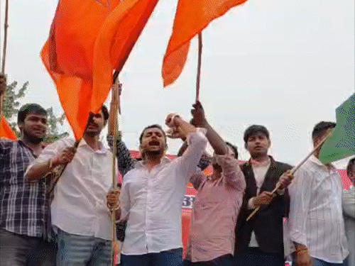 पटना में ABVP का लोकतंत्र बचाओ मार्च, बैरिकेडिंग तोड़ी:डाक बंगला चौराहे पर वाटर कैनन, राइट कंट्रोल वैन तैनात; DU छात्र संघ अध्यक्ष भी शामिल