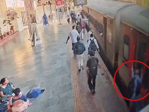 अजमेर स्टेशन पर चलती ट्रेन में चढ़ते वक्त गिरा यात्री:प्लेटफॉर्म और गाड़ी के बीच फंसा, GRP कॉन्स्टेबल ने खींचकर बाहर निकाला