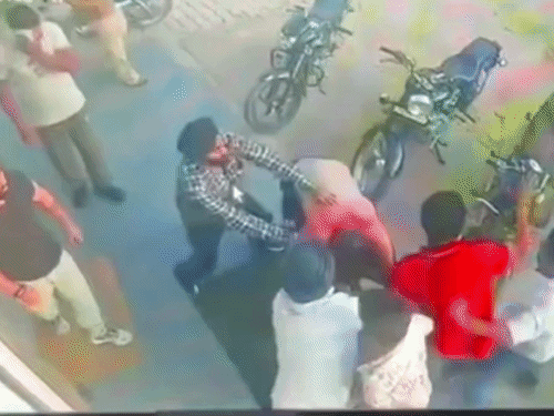जिम के बाहर युवक को क्रिकेट बैट से पीटा,VIDEO:यमुनानगर में 5 युवकों ने थप्पड़-मुक्के मारे, टीशर्ट फाड़ी; पत्नी से भी कर चुके मारपीट