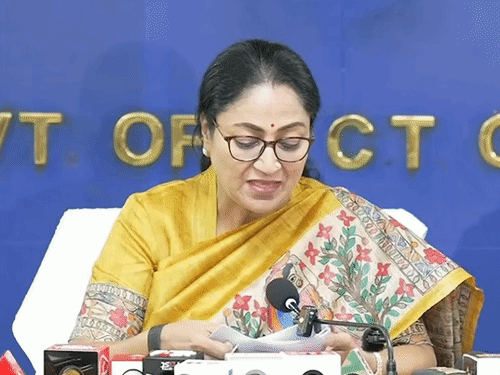 दिल्ली में दीवारों पर पोस्टर लगाने वालों पर होगी FIR:दीपावली से पहले सड़कों, बाजारों में सफाई व रोशनी दुरुस्त करने के लिए सीएम का आदेश