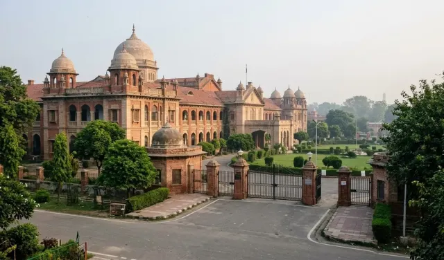 इलाहाबाद HC ने अवैध हिरासत पर UP Police को फटकारा, कहा- अपना कानून चला रहे