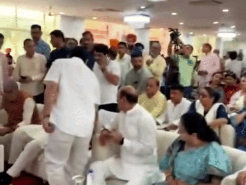 हरियाणा-मंत्री ने जिला महामंत्री को कुर्सी पर बैठने से रोका:बड़खल MLA ने पास बुलाया, गोयल ने वापस भेजा, दोनों उलझे; VIDEO सामने आया