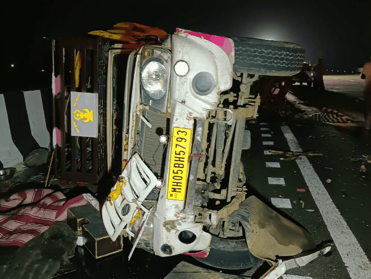 महाराष्ट्र के अमरावती में ट्रक-पिकअप वैन की टक्कर, 7 मौतें:18 घायल; समृद्धि हाईवे पर हादसा, देवी दुर्गा की प्रतिमा लेकर जा रहे थे लोग