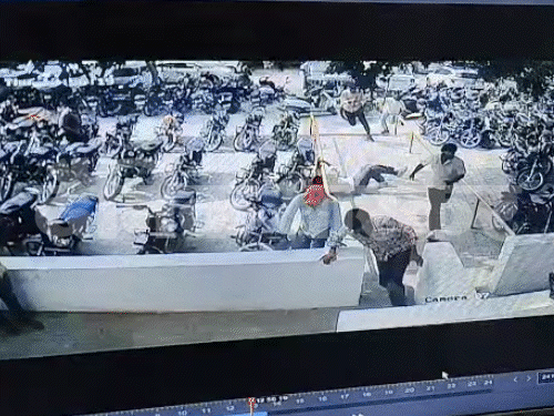 पानीपत कोर्ट में गंडासे, लाठी-डंडे चले:पेशी पर आए 2 युवकों को अधमरा किया, 5 गाड़ियां तोड़ी; बदमाशों ने कार से ₹2.5 लाख उड़ाए