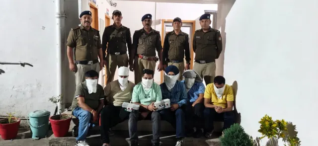 जुआ खेलते 06 अभियुक्त गिरफ्तार, ₹3,88,100 नकद एवं पोकर सेट बरामद