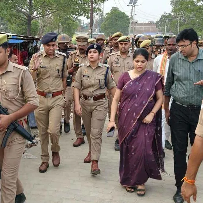 अम्बेडकर नगर में DM ईशा प्रिया और SP प्राची सिंह ने संभाली कमान, देर रात सड़कों पर उतरकर देखी परखी सुरक्षा व्यवस्था