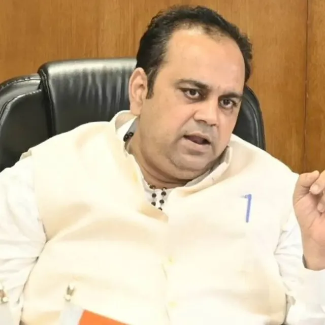 दिल्ली में चलेंगे 1,300 पिंक ई-ऑटो:दुर्गा योजना से स्वरोजगार को बढ़ावा, पहले चरण में महिलाओं के लिए 1,170 और ट्रांसजेंडरों के लिए 130 ऑटो आरक्षित