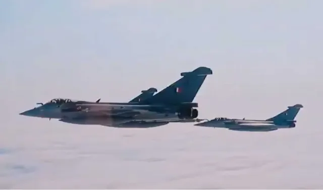 63000 करोड़ की डील के बीच INS Vikrant पर उतरा Rafale-M, नौसेना की बढ़ेगी मारक क्षमता