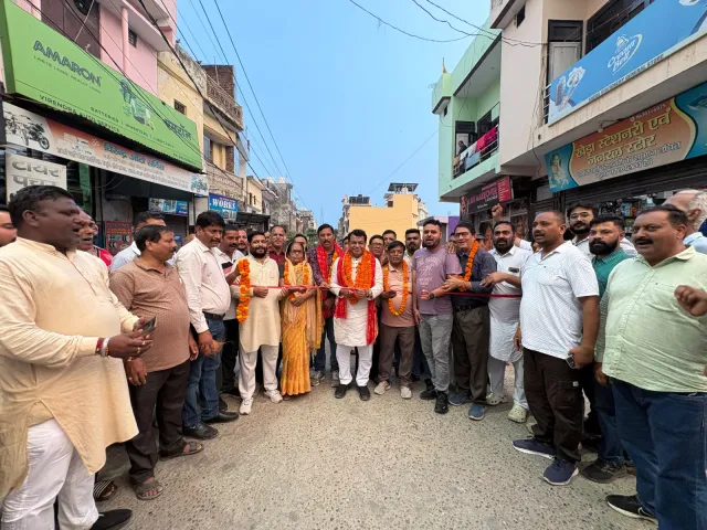 15-20 साल से बदहाल सिंह कॉलोनी के मुख्य मार्ग का होगा कायाकल्प, विधायक शिव अरोरा ने 440 मीटर सीसी सड़क का किया शिलान्यास