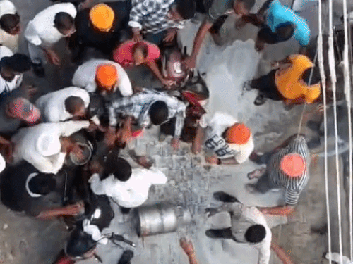 हरियाणा दूध बंद का दूसरा दिन:किसानों ने दूधिए के ड्रम छीन सड़क पर पलटे; कमेटियां मंदिर-गुरुद्वारों में भेज रहीं