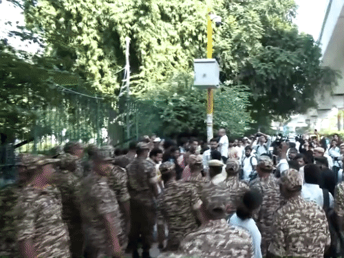जामिया में चुनाव की मांग पर छात्रों का प्रदर्शन जारी:विरोध-प्रदर्शन के बीच कैंपस के गेट बंद; स्टूडेंट्स हिरासत में, सांसदों के खिलाफ FIR दर्ज
