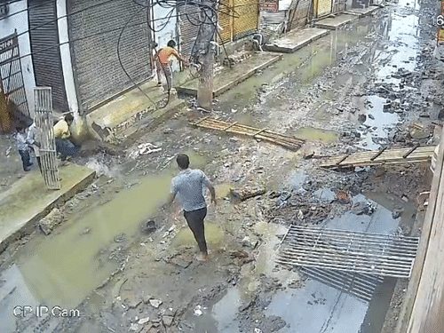 पानीपत में खुले नाले में गिरा बच्चा, जेई सस्पेंड:स्कूल से घर लौट रहा था, CCTV सामने आया; 4 महीने पहले महिला भी गिरी थी
