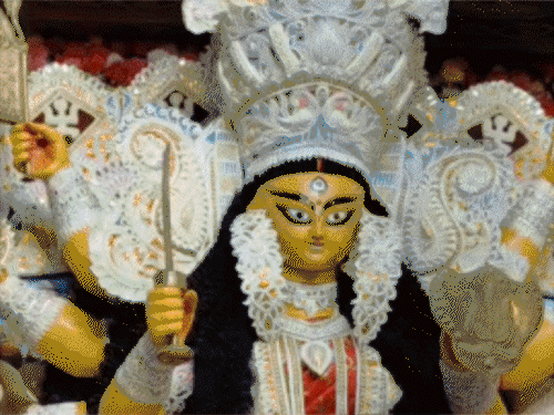 पटना के पंडाल में लगी आग:सिंदूर खेला के साथ मां दुर्गा की विदाई; बक्सर में भक्तों के कंधे पर निकली प्रतिमा