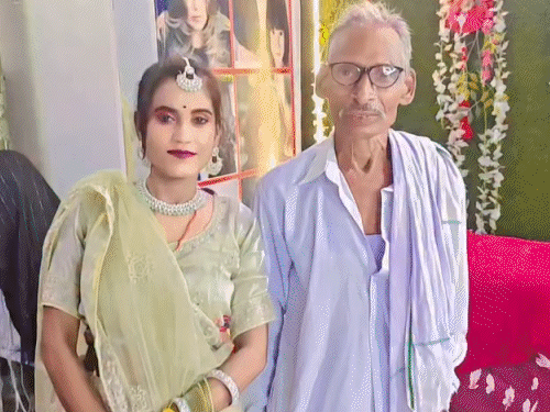 यूपी में बुजुर्ग को बेटी की सहेली से हुआ प्यार:45 साल छोटी लड़की बोली- नवरात्रि बाद शादी करेंगे, ब्यूटी पार्लर में सगाई की